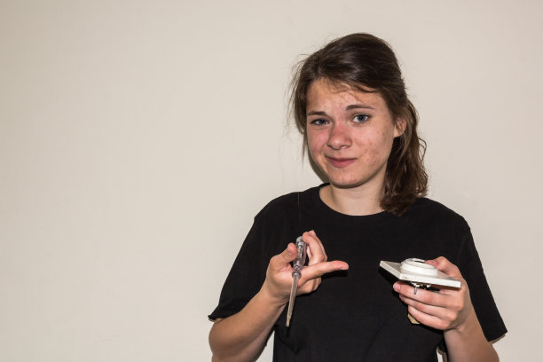 小女孩指着手里的插座图片下载