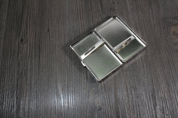 一个旧木桌上的烟盒图片下载