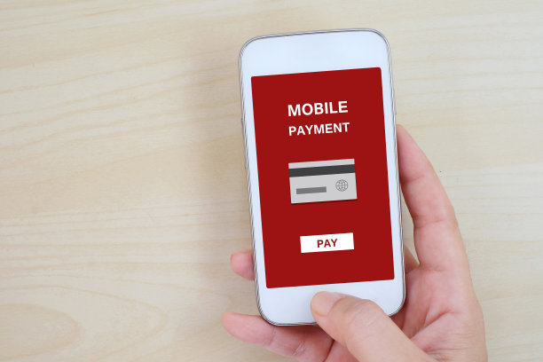 手持智能手机与网上购物屏幕，全渠道，商业和技术的概念图片下载