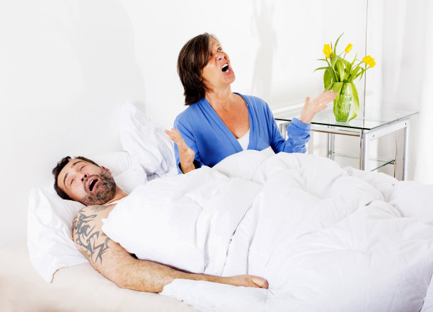 夫妻在床上图片下载