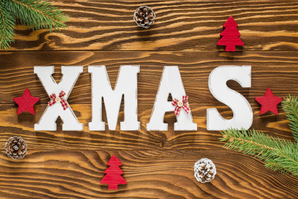 圣诞木装饰在棕色和红色图片下载