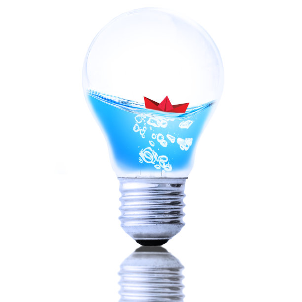 红纸船在大海里航行，领导理念。图片下载