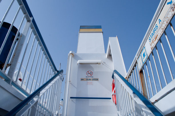 渡船上的工业钢楼梯图片下载