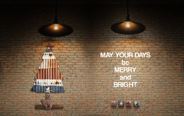 砖墙上的圣诞树和天花板上的灯。图片下载