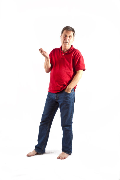 聪明的人站在工作室孤立的白色图片下载