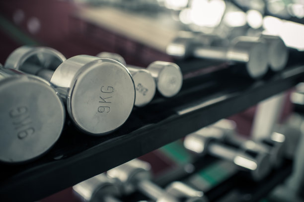 运动架上放着不同重量的哑铃图片下载