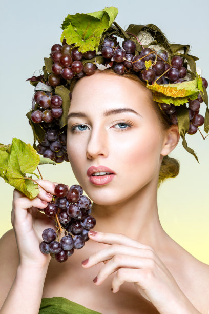 拿葡萄的女孩图片下载