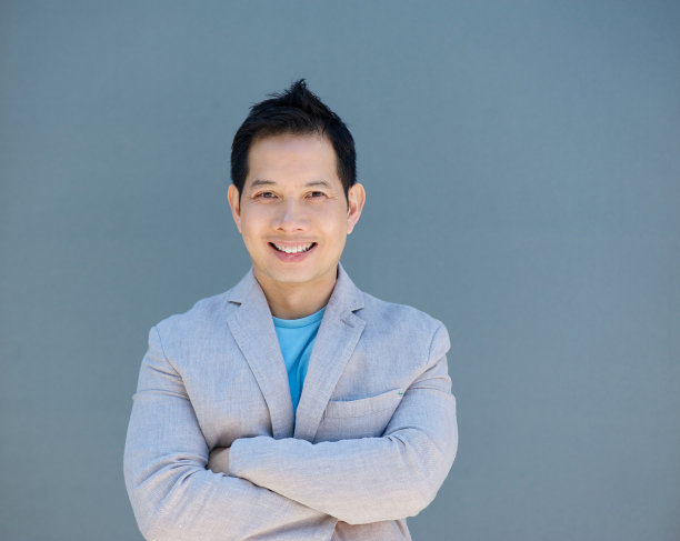 一名亚洲男子双臂交叉微笑图片下载