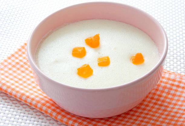 奶油牛奶麦片粥，婴儿碗装食品素材图片