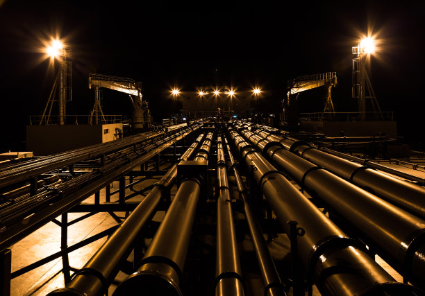 油轮甲板夜景。图片下载