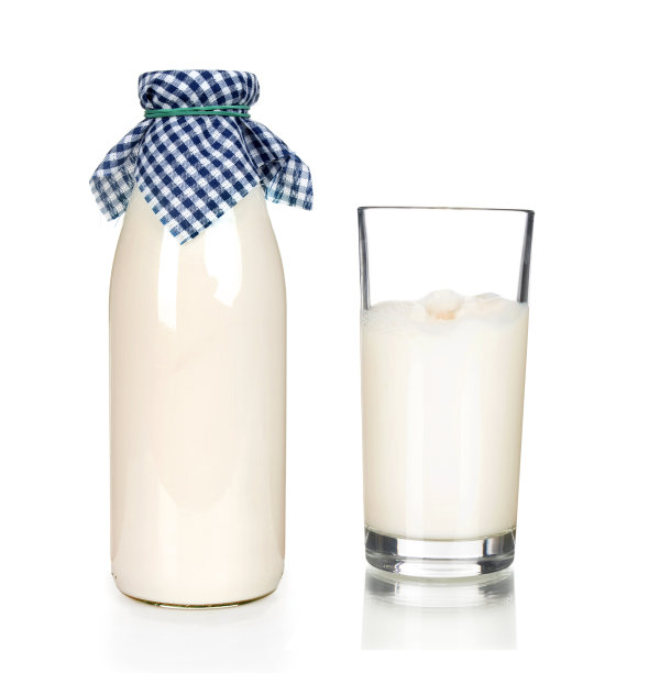 白色背景上的玻璃和牛奶瓶图片下载