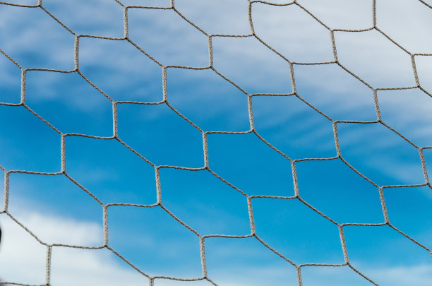 足球网与蓝天球场。图片下载