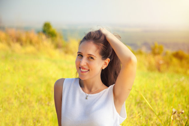 草地上的美女。图片下载