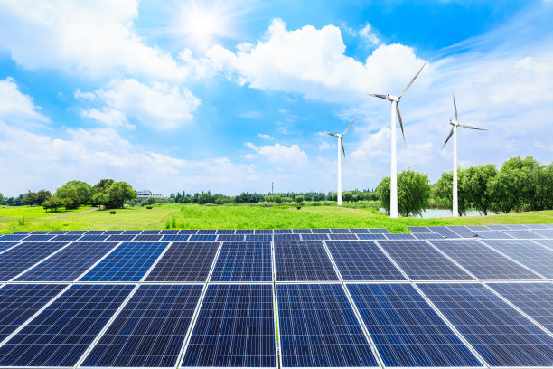 在绿地上安装风力涡轮机和太阳能电池板图片下载