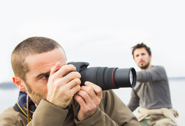 人们在河上的船上，用相机拍照图片下载