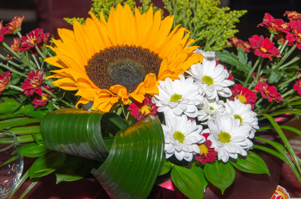 用鲜花装饰桌子。图片下载