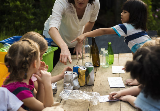 一群学习生物循环环境的小朋友图片下载