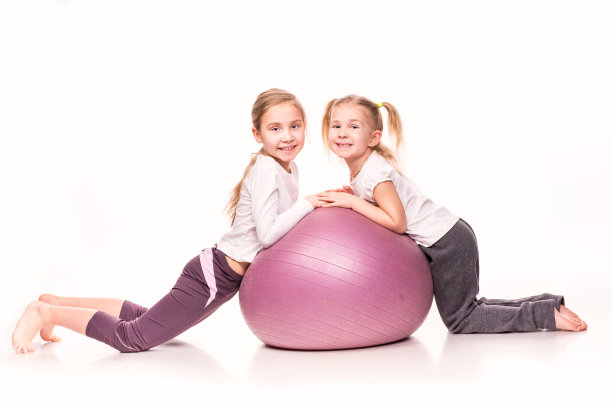 运动女孩在一个合适的球孤立的白色图片下载