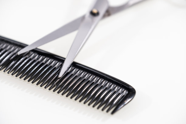 理发剪和梳子孤立在白色图片下载