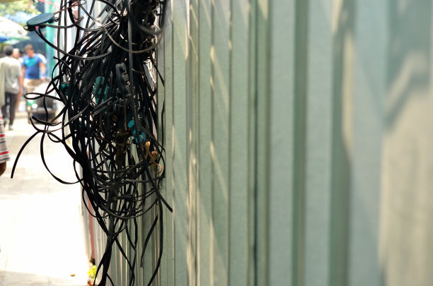 不整洁的电缆布线图片下载