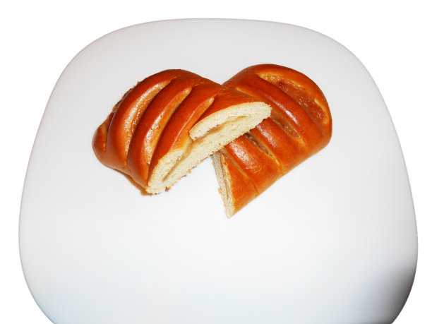 苹果馅饼切成两半，孤立在白色的表面图片下载