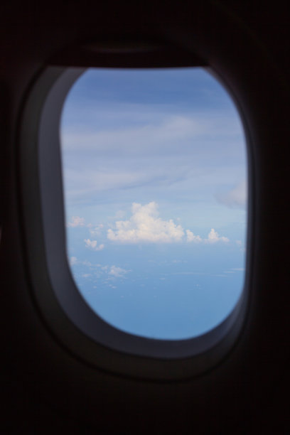飞机舷窗上有云图片下载