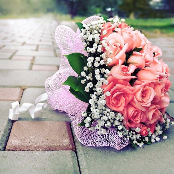 婚礼花束留在公园的轨道上图片下载