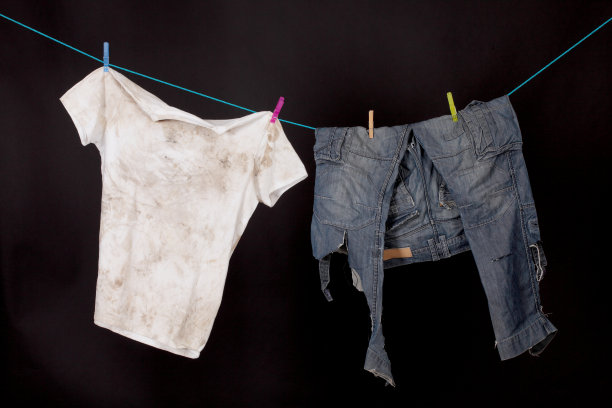 脏衬衫和裤子图片下载