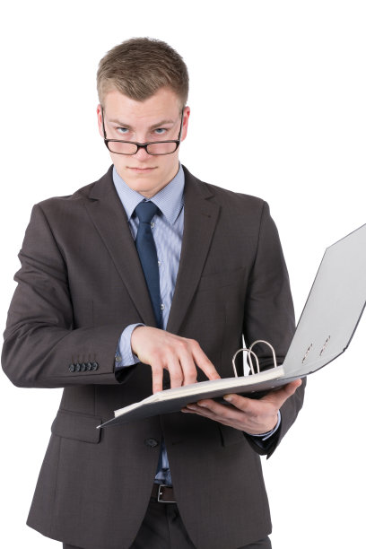 年轻的怀疑的男子正看着他的眼镜图片下载