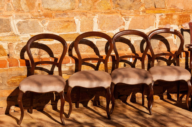 金色的古董椅子出售图片下载