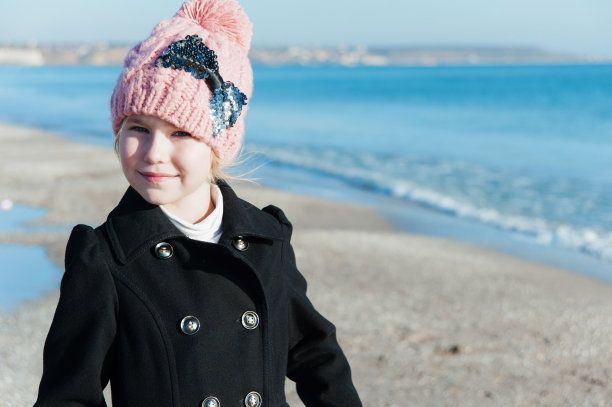 肖像8岁女孩附近的海在粉红色的帽子图片下载