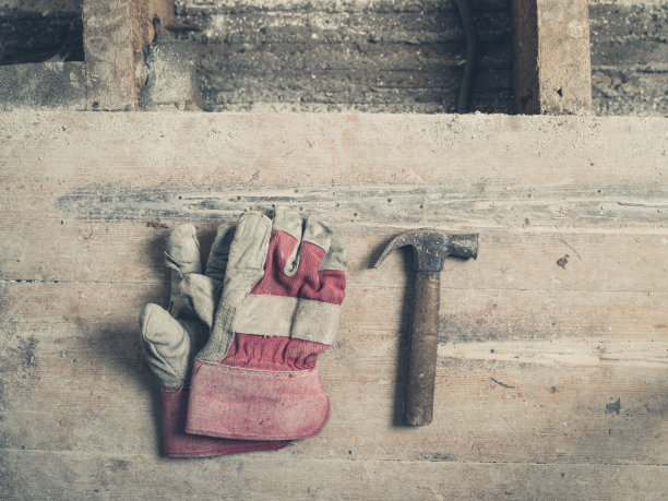 锤子和手套放在木地板上图片下载