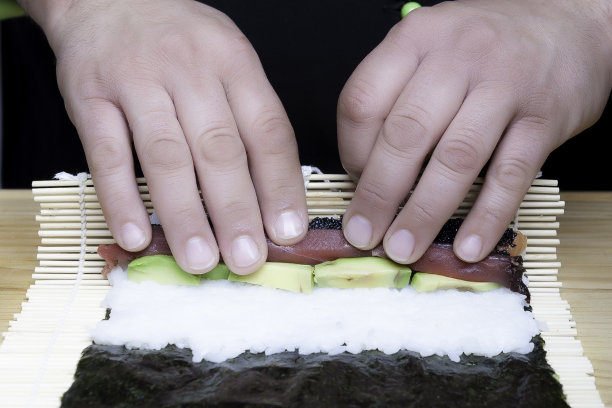 厨师正在准备寿司图片下载