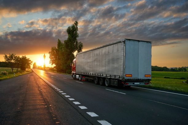 卡车在路上朝着夕阳驶去图片下载