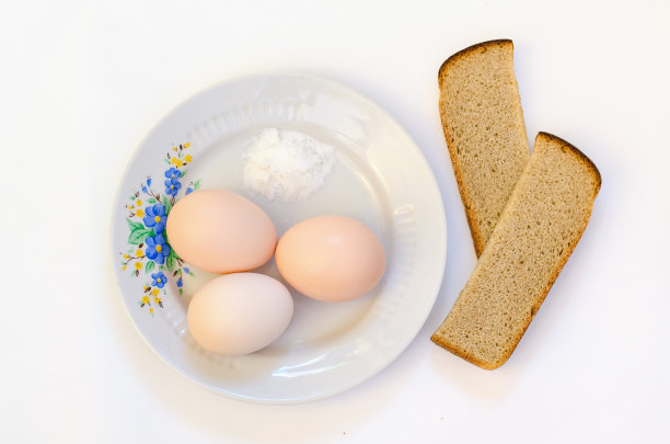 鸡蛋和面包和盐放在蛋上图片下载