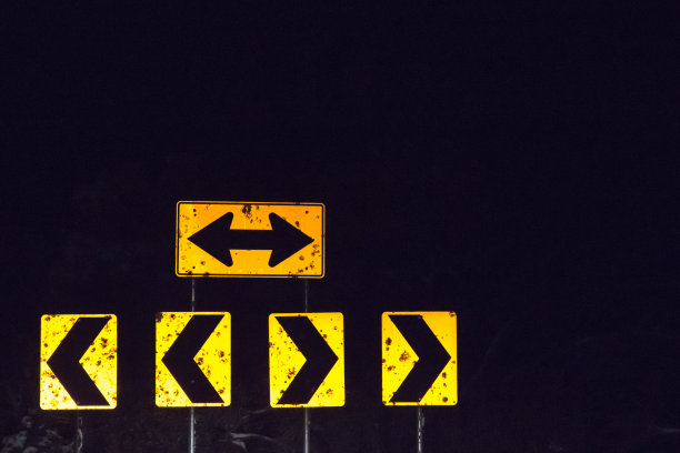 注意夜间T十字路口箭头图片下载