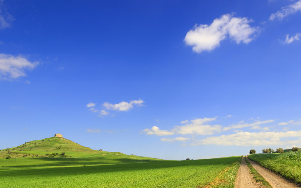 春天的风景:蒙特塞里科的诺曼城堡。Genzano迪卢卡尼亚,巴斯利卡塔,意大利。图片下载