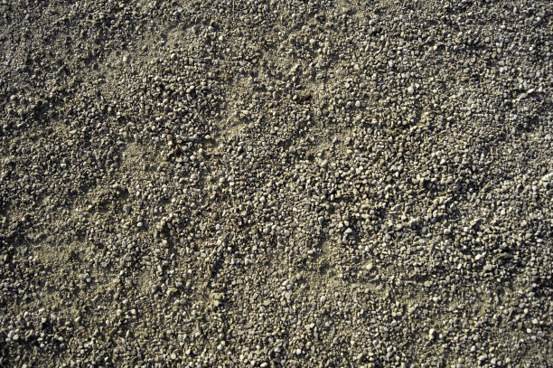 灰色的沙路上有小石子和泥土图片下载