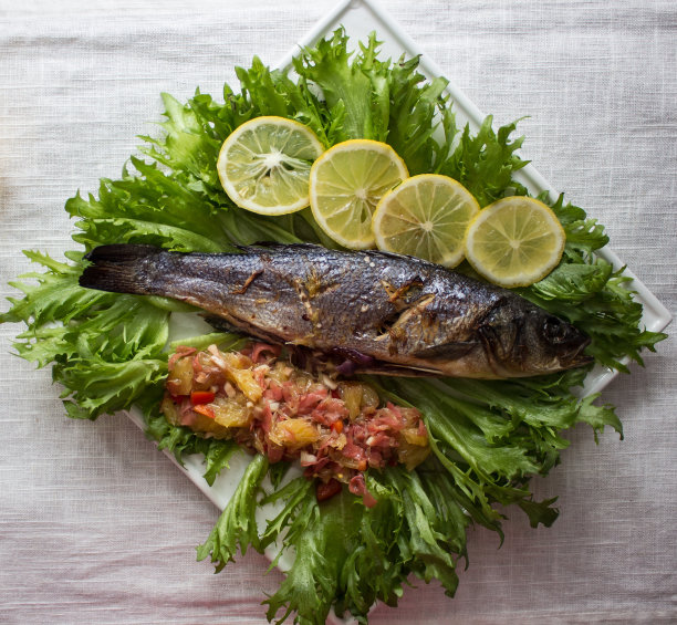 烤鲈鱼配柑橘汁图片下载