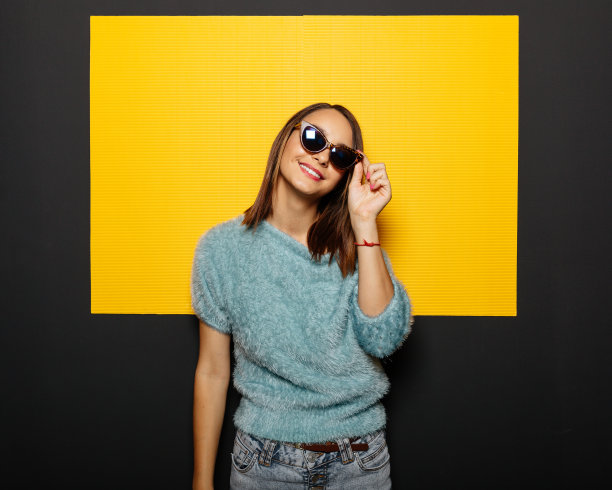 戴眼镜的微笑女孩图片下载