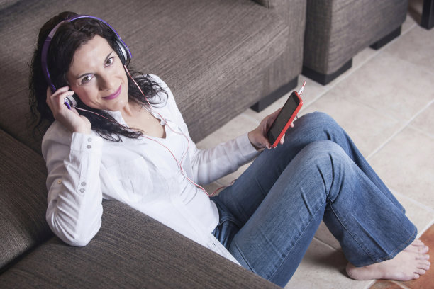 放松的女人在家听音乐图片下载