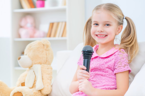 可爱的姑娘唱歌图片下载