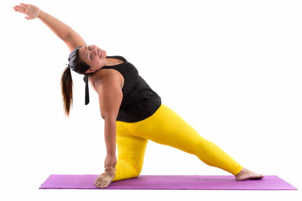 工作室拍摄的年轻快乐超重的亚洲妇女微笑着，在做瑜伽姿势时向后弯腰图片下载