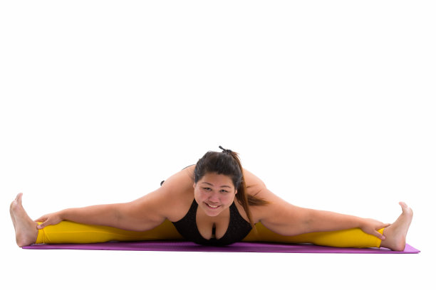 摄影棚拍摄的年轻快乐超重的亚洲妇女微笑着，看着镜头劈开她的双腿图片下载