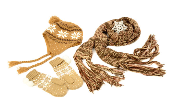 棕色羊毛围巾，一双手套和帽子精心安排。图片下载