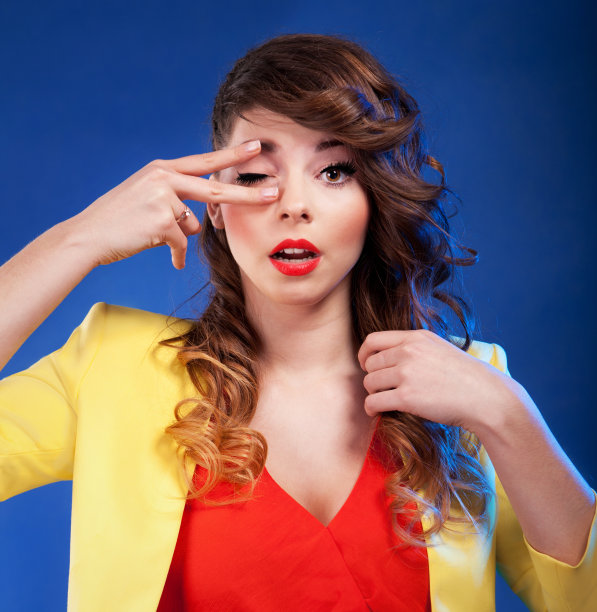 一个迷人的年轻女子的彩色肖像图片下载