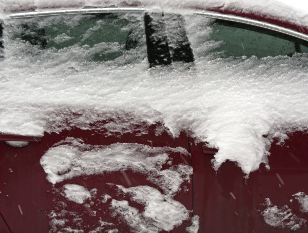 雪中的红色汽车。图片下载