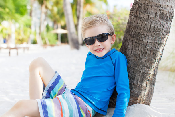 沙滩上的孩子图片下载