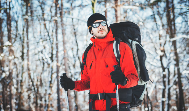在冬季山上徒步旅行的人图片下载
