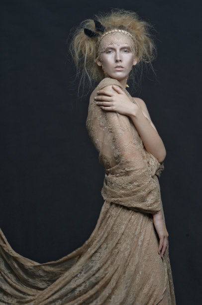 美丽年轻的模型。时尚艺术女摄影棚拍摄。图片下载